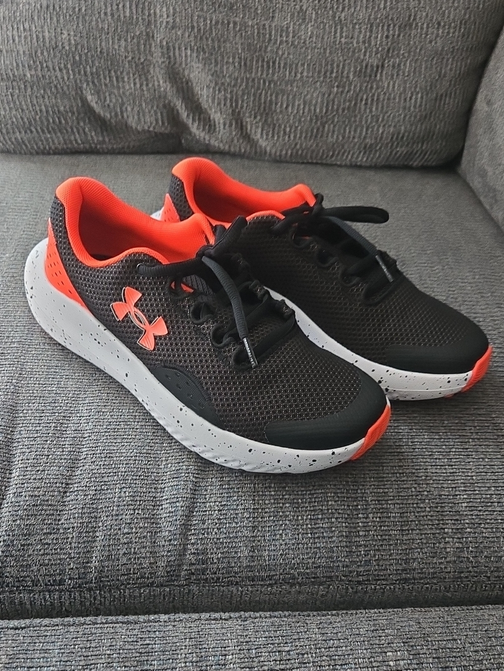 Under Armour BGS Surge Black/ Orange 7Y Kids Sneakers